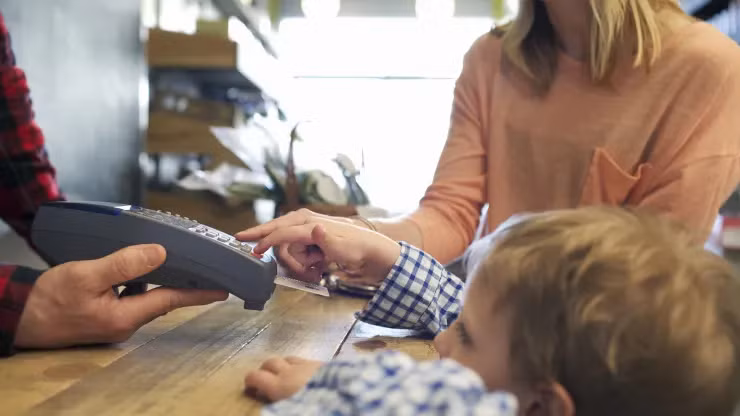 Một trong những nơi tốt nhất để dạy trẻ em về tiền bạc là cửa hàng. (Ảnh: ITN).