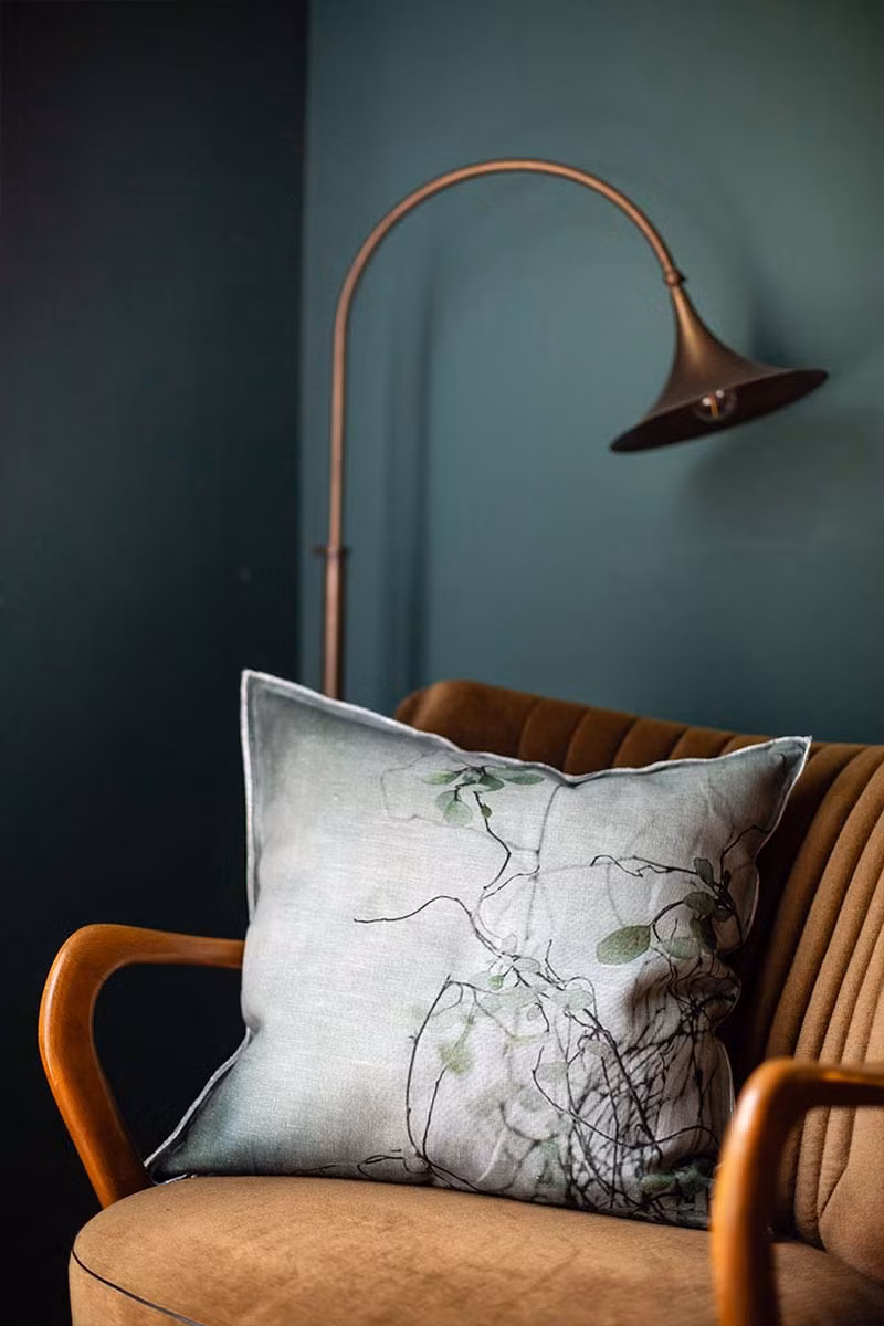 Một chiếc sofa tạo cảm giác ấm cúng đồng thời không lộn xộn. (Ảnh: ITN).