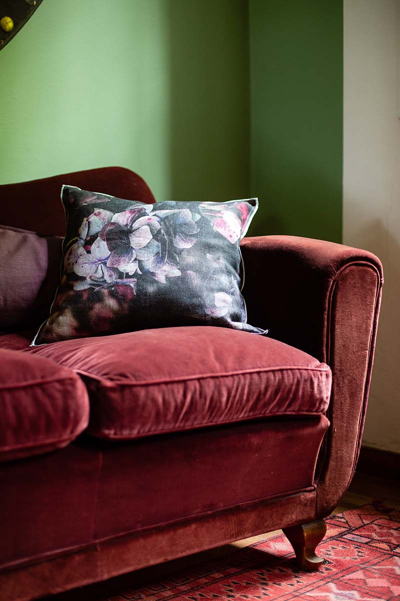 Trong phòng khách, sofa thường đóng một vai trò rất quan trọng. (Ảnh: ITN). Trong phòng khách, sofa thường đóng một vai trò rất quan trọng. (Ảnh: ITN).