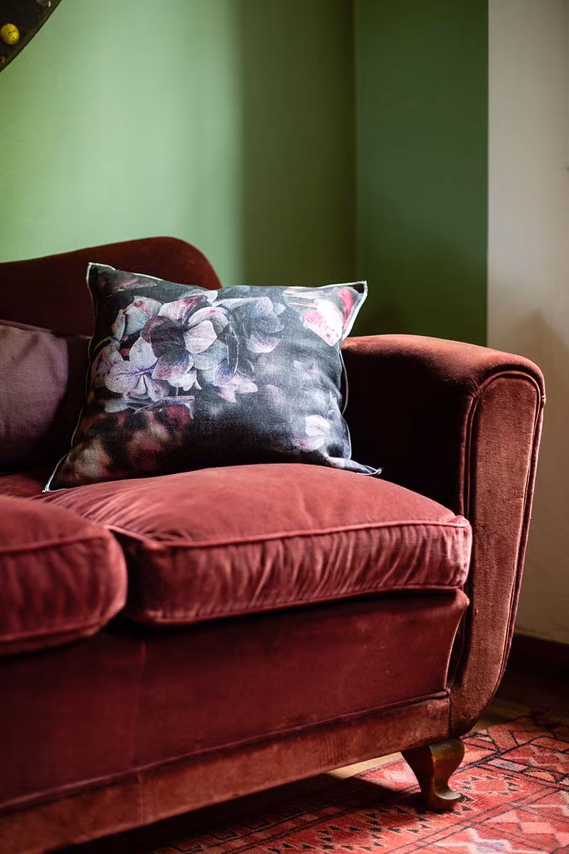 Trong phòng khách, sofa thường đóng một vai trò rất quan trọng. (Ảnh: ITN).