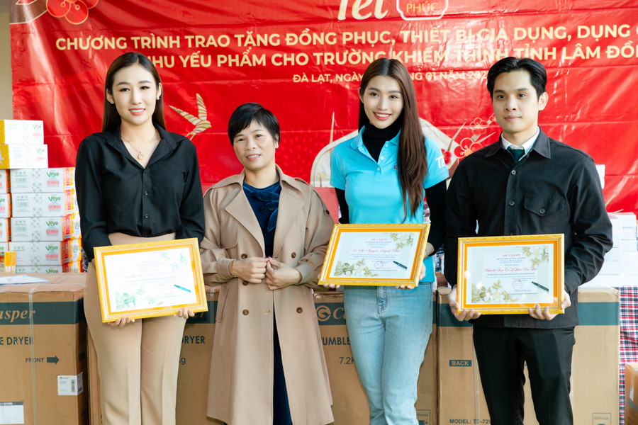 Nàng Á hậu trao tận tay những phần quà Tết đong đầy yêu thương cho các học sinh và giáo viên nơi đây. Nàng Á hậu trao tận tay những phần quà Tết đong đầy yêu thương cho các học sinh và giáo viên nơi đây.