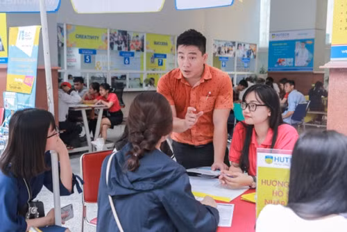 Thí sinh đăng ký xét tuyển vào HUTECH