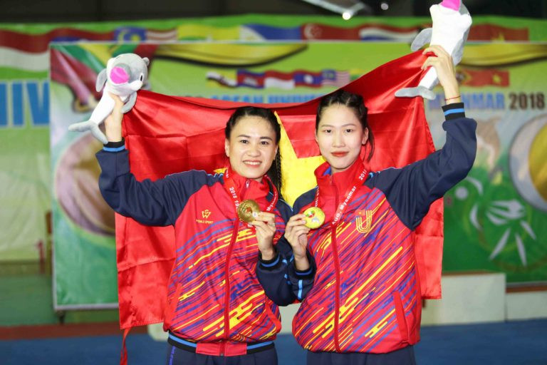 Hai vận động viên Vovinam Nguyễn Thị Tuyết Mai và Lâm Thị Lời - huy chương vàng nội dung song luyện kiếm