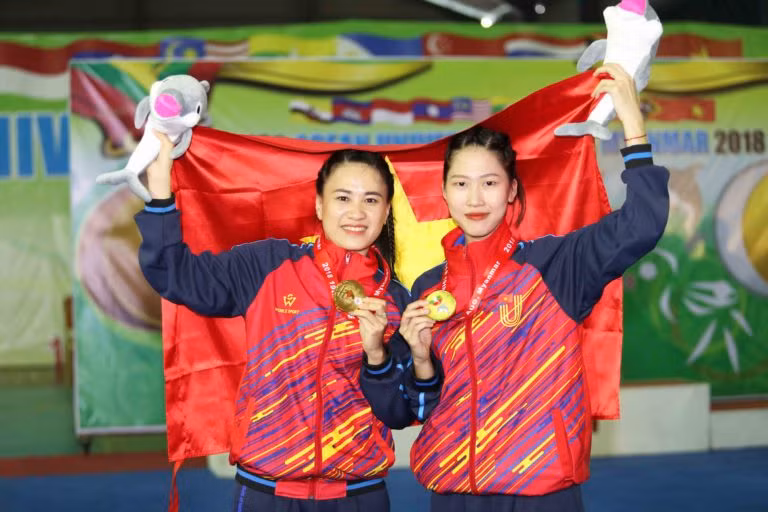 Hai vận động viên Vovinam Nguyễn Thị Tuyết Mai và Lâm Thị Lời - huy chương vàng nội dung song luyện kiếm