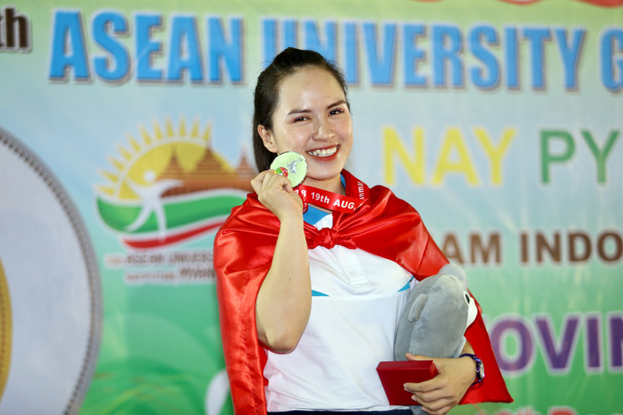 Niềm vui của Nguyễn Thị Hoài Nương khi giành được huy chương ở nội dung tinh hoa lưỡng nghi kiếm pháp của muôn Vovinam.