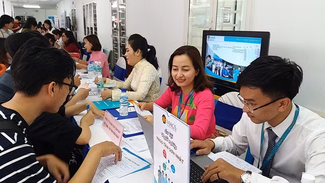 Sinh viên Trường ĐH Mở TPHCM tại ngày hội tuyển dụng ở trường