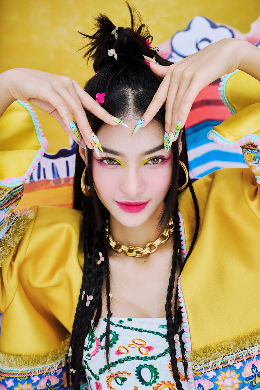 Đây là bộ ảnh Tết chính thức đầu tiên của cô nàng từ khi đăng quang ngôi vị Á hậu 1 Miss World Vietnam 2019, vì thế Lona đã gửi rất nhiều tâm tư của mình trong bộ ảnh này.