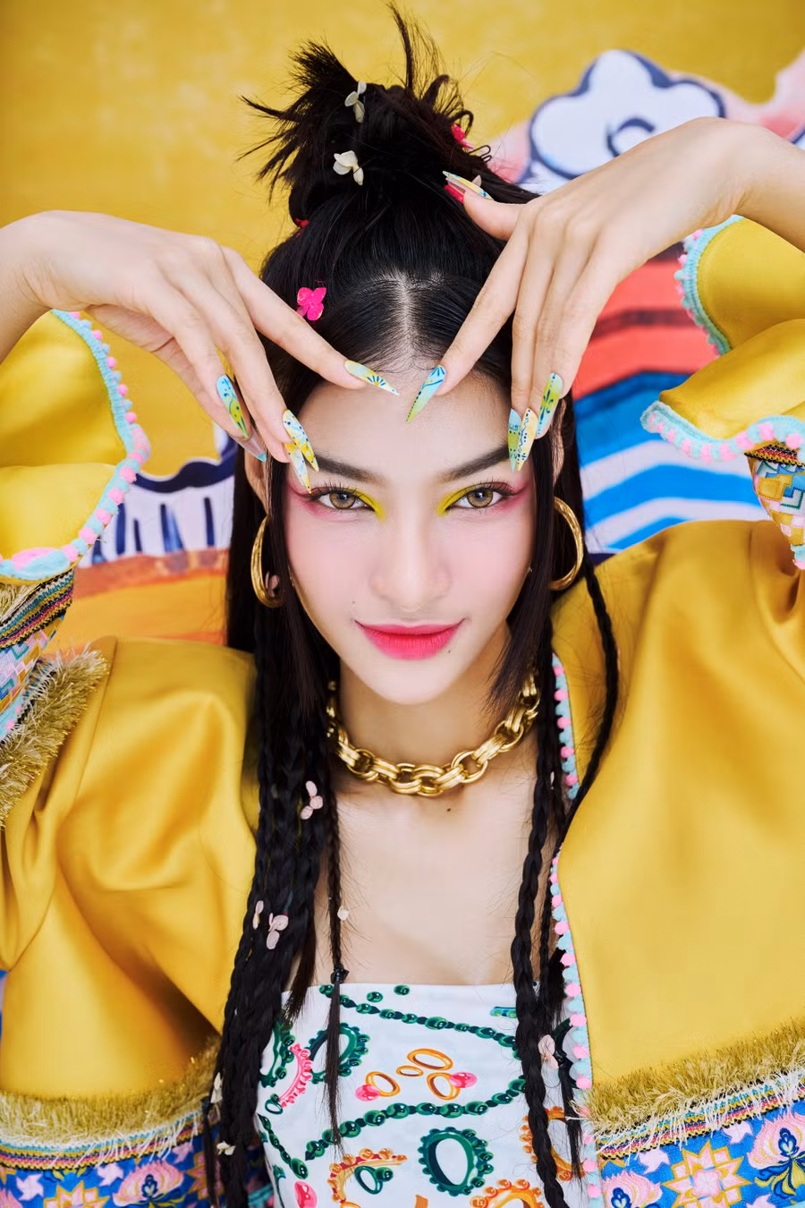 Đây là bộ ảnh Tết chính thức đầu tiên của cô nàng từ khi đăng quang ngôi vị Á hậu 1 Miss World Vietnam 2019, vì thế Lona đã gửi rất nhiều tâm tư của mình trong bộ ảnh này.