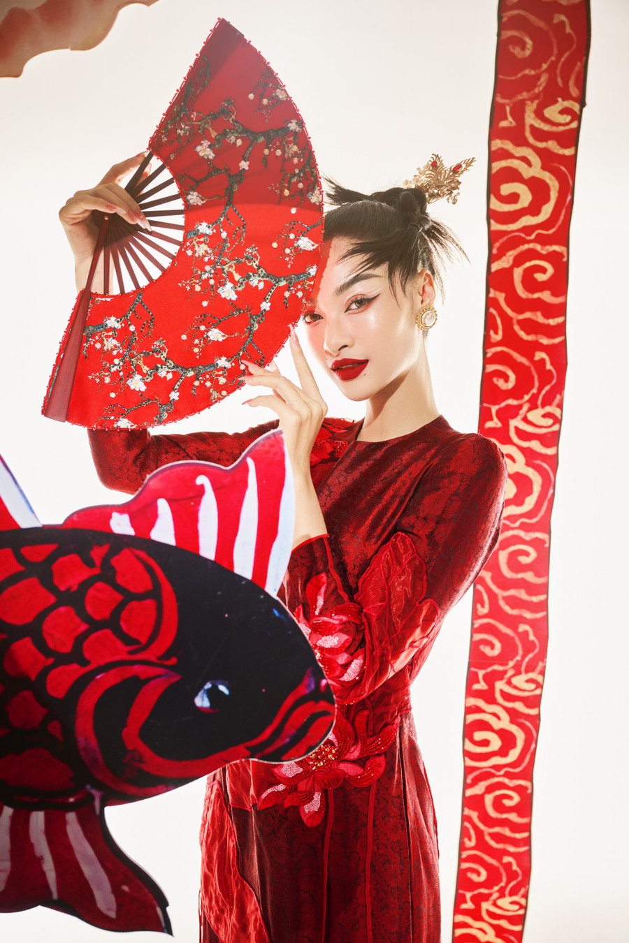 Á hậu, ca sĩ Lona Kiều Lona đã khiến fan sắc đẹp ngạc nhiên với vẻ đẹp vừa thanh thoát vừa sắc sảo.