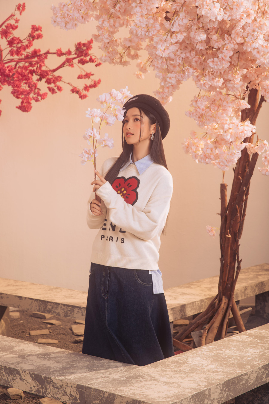 Ở bộ ảnh này, “em gái quốc dân&quot; như hoá thành một cô nữ sinh trong bộ trang phục vô cùng trẻ trung, năng động, khoe trọn nét đẹp trong trẻo ở độ tuổi đôi mươi của mình kèm những biểu cảm cực dễ thương khiến người hâm mộ phải xuýt xoa khen ngợi.