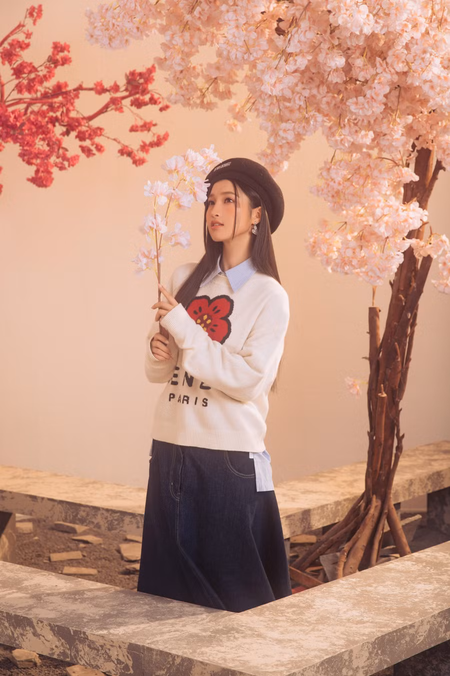 Ở bộ ảnh này, “em gái quốc dân" như hoá thành một cô nữ sinh trong bộ trang phục vô cùng trẻ trung, năng động, khoe trọn nét đẹp trong trẻo ở độ tuổi đôi mươi của mình kèm những biểu cảm cực dễ thương khiến người hâm mộ phải xuýt xoa khen ngợi.