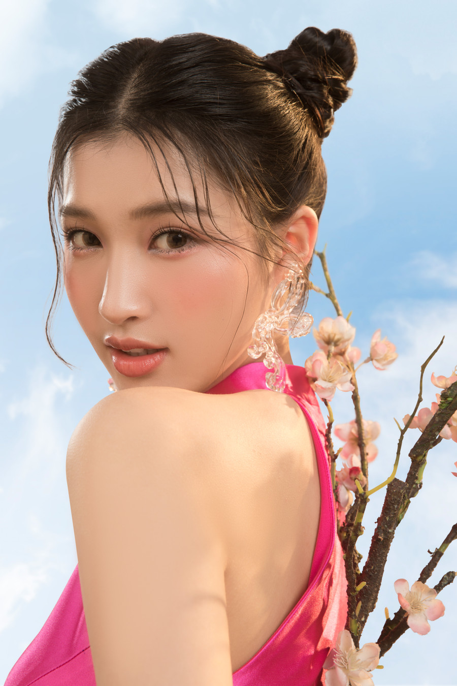 Phương Nhi khoác trên mình tà áo dài Việt Nam với thiết kế cổ yếm vô cùng lạ mắt, cùng với những tạo dáng năng động mang đến một không khí Tết tươi vui, nhiều màu sắc nhưng cô nàng vẫn giữ được nét đẹp ngọt ngào của mình trong mọi khoảnh khắc.