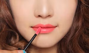 4 bước trang điểm giúp môi căng mọng không cần phẫu thuật
