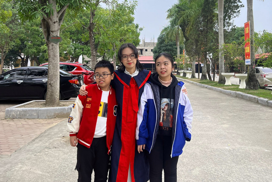 Hoàng Anh (giữa) và 2 em của mình. Hoàng Anh (giữa) và 2 em của mình.