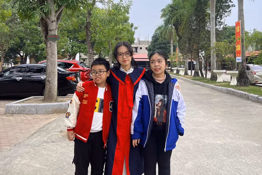 Hoàng Anh (giữa) và 2 em của mình.