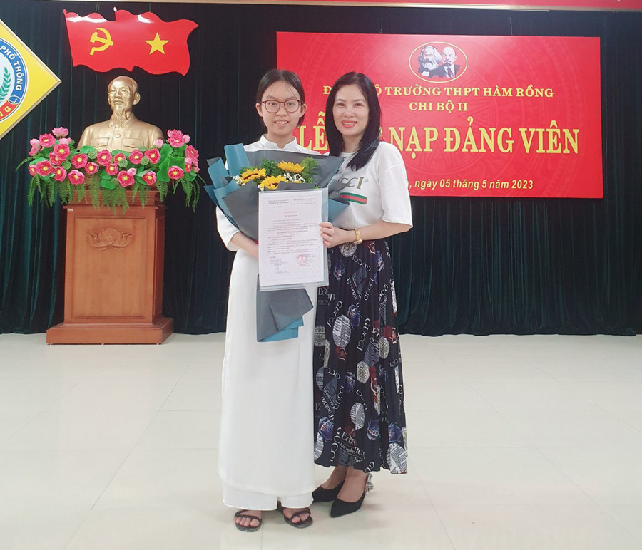 Hoàng Anh và mẹ của mình. Hoàng Anh và mẹ của mình.