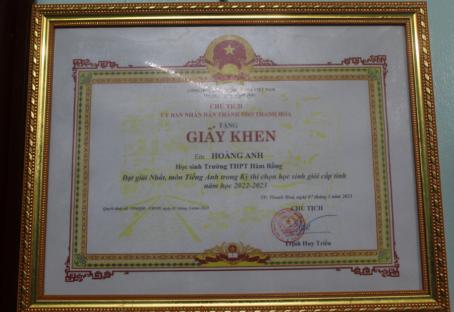 Với giải Nhất môn tiếng Anh cấp tỉnh, Hoàng Anh được Chủ tịch UBND tỉnh Thanh Hóa tặng Giấy khen. Ảnh: LT. Với giải Nhất môn tiếng Anh cấp tỉnh, Hoàng Anh được Chủ tịch UBND tỉnh Thanh Hóa tặng Giấy khen. Ảnh: LT.