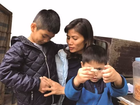 Chuyện cảm động ngày Tết của hai đứa trẻ trao nhầm ở bệnh viện Ba Vì ảnh 1