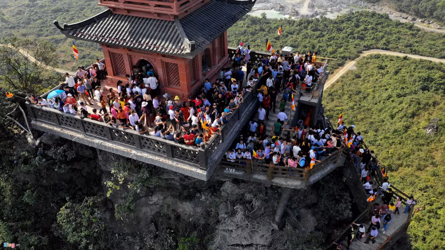 Chua xay xong, van nguoi da un un keo len ngoi chua lon nhat the gioi o Ha Nam hinh anh 15