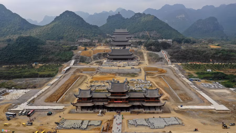 Chua xay xong, van nguoi da un un keo len ngoi chua lon nhat the gioi o Ha Nam hinh anh 1