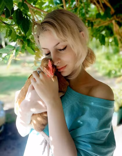 Angel yêu gà từ nhỏ. Ảnh:Mailonsunday.