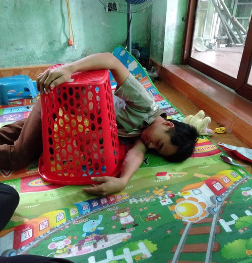 Khi mẹ dặn trông em. Khi mẹ dặn trông em.