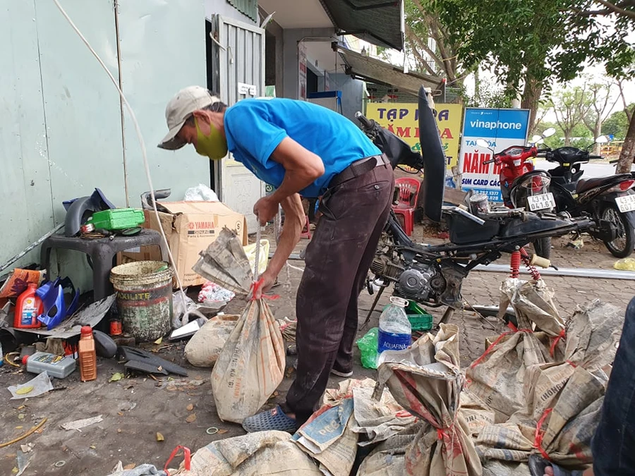 Xúc cát vào bao để chằng chống nhà cửa.