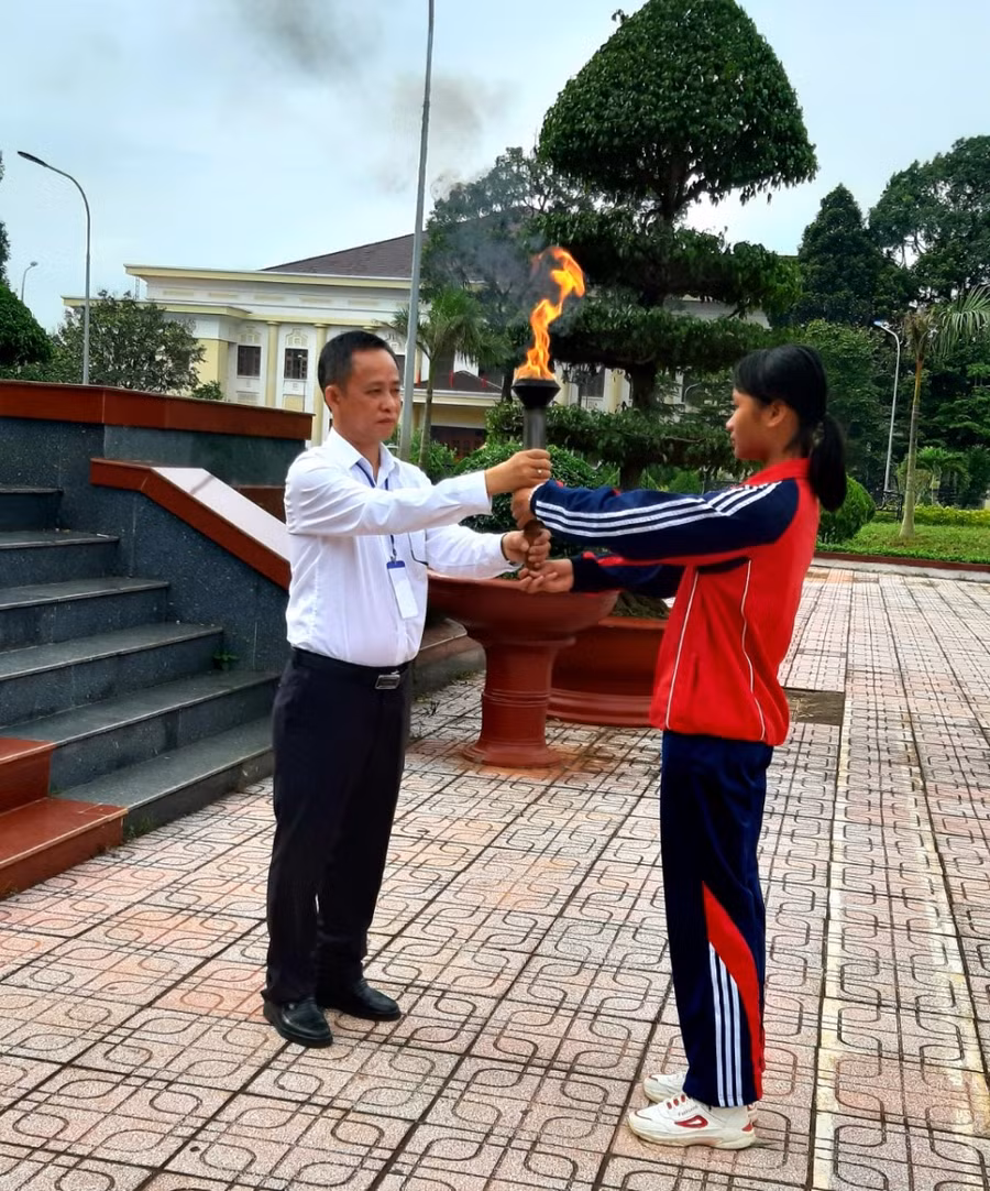 Trao đuốc của Hội khỏe cho đại diện vận động viên.