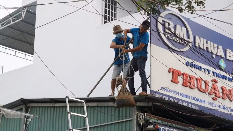 Kéo cát lên nóc nhà chằng tôn, đề phòng gió bão thổi bay.