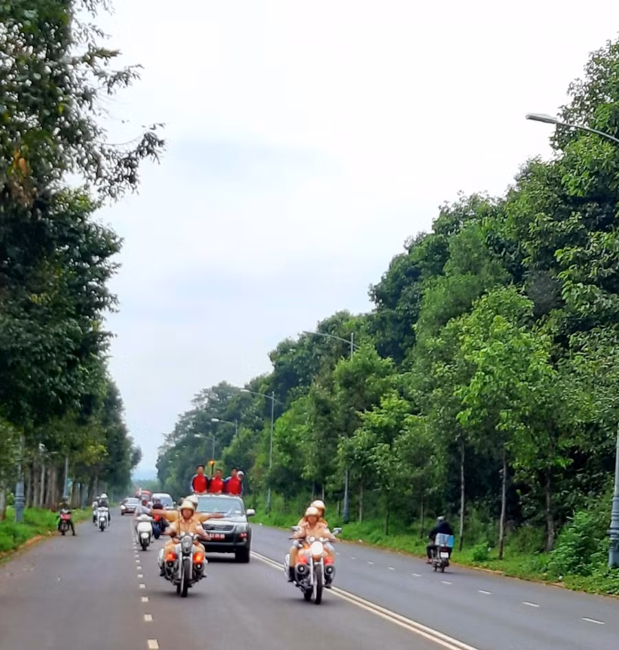 Ngọn đuốc của Hội khỏe di chuyển trên các tuyến phố trước khi thắp sáng Đài lửa của Hội khỏe.