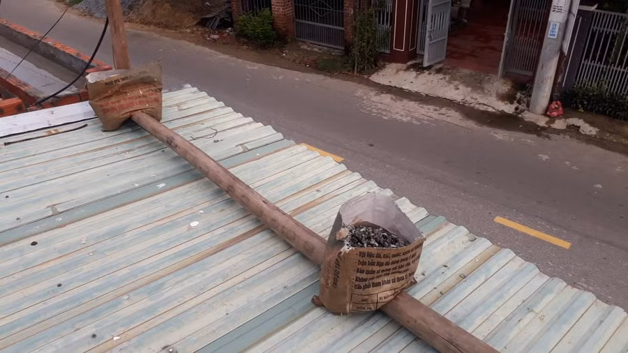 Cát, sạn được bỏ vào bao rồi chằng tại các mí tôn.