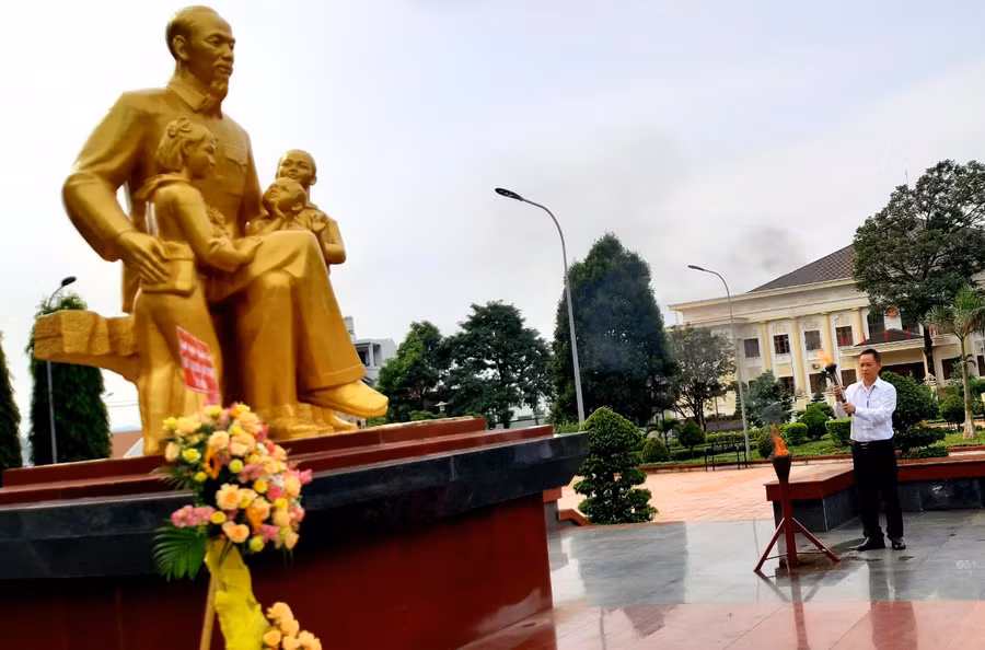 Phó Giám đốc Sở GD&amp;ĐT Đỗ Tường Hiệp, thay mặt Ban tổ chức Hội khỏe thực hiện nghi thức xin lửa tại Tượng đài Bác Hồ với thiếu nhi.