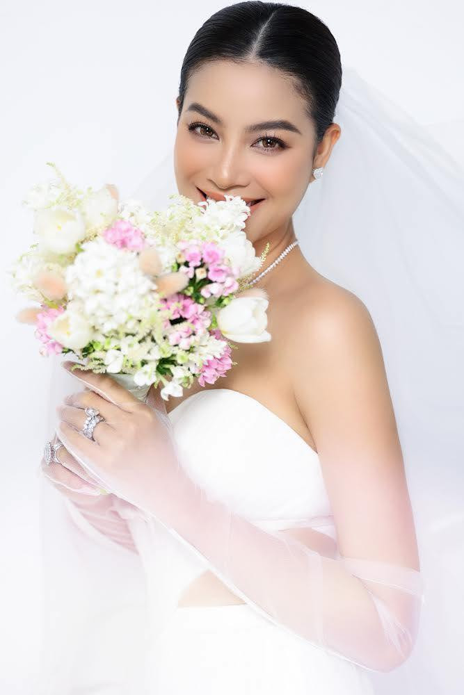 Phạm Hương gây ấn tượng mạnh mẽ với các fan hâm mộ bằng vẻ đẹp nổi bật cùng tài ăn nói, ứng xử thuyết phục (ảnh FBNV). Phạm Hương gây ấn tượng mạnh mẽ với các fan hâm mộ bằng vẻ đẹp nổi bật cùng tài ăn nói, ứng xử thuyết phục (ảnh FBNV).