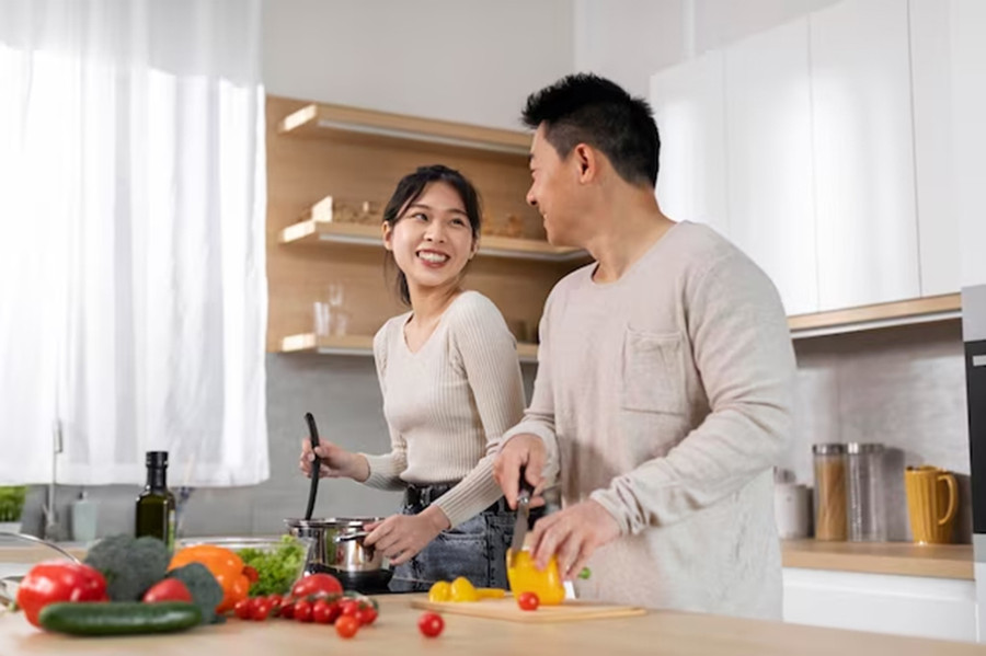 Sẽ tốt hơn khi một trong hai bạn phụ trách nấu nướng trong khi người kia đóng vai trò hỗ trợ. (Ảnh: ITN).