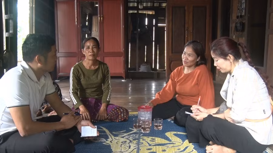 Mẹ của em Hồ Thị Luận chia sẻ về điều kiện làm việc và thu nhập của con khi đi xuất xuất khẩu lao động.