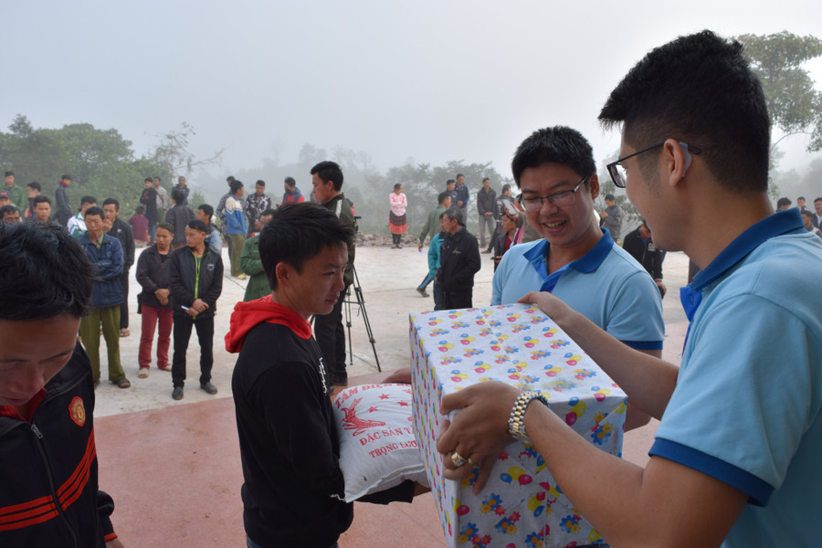 Đồng bào nghèo vui mừng, phấn khởi trước những phần quà đầy ý nghĩa của VietinBank chi nhánh Điện Biên