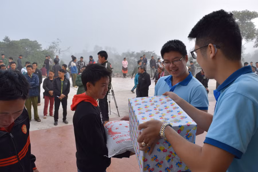 Đồng bào nghèo vui mừng, phấn khởi trước những phần quà đầy ý nghĩa của VietinBank chi nhánh Điện Biên