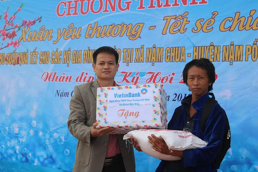 Ông Vũ Thanh Hải, Trưởng phòng NN&PTNT huyện Nậm Pồ (bên trái) trao quà cho hộ nghèo