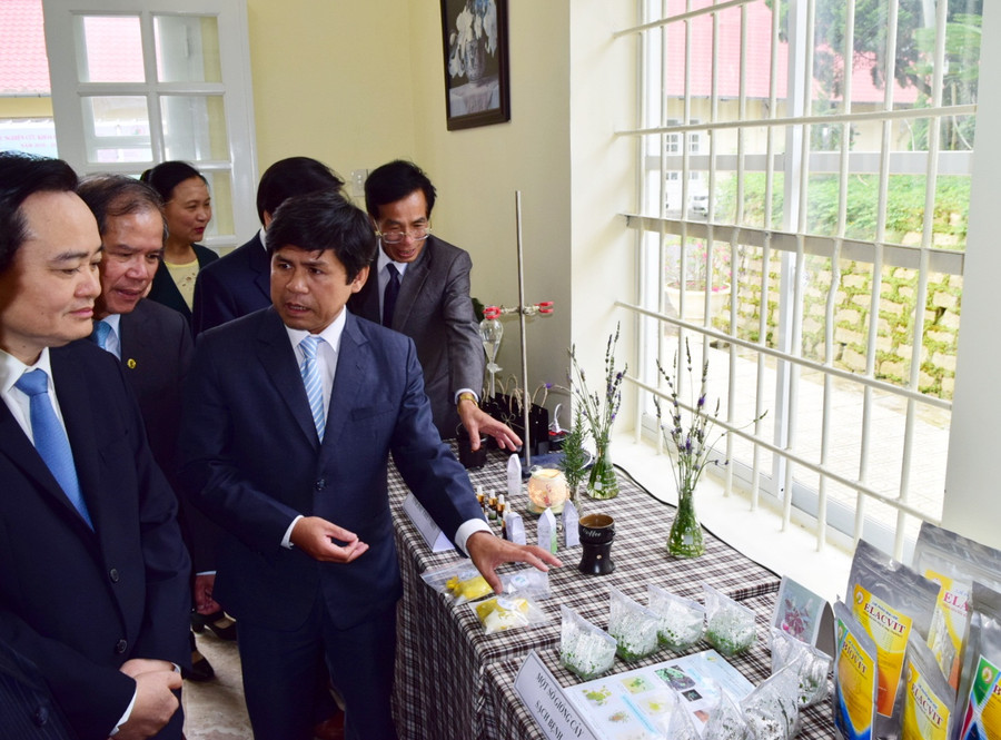 Bộ trưởng lắng nghe Trưởng khoa Công nghệ sinh học trình bày giới thiệu những sản phẩm nghiên cứu của nhà trường