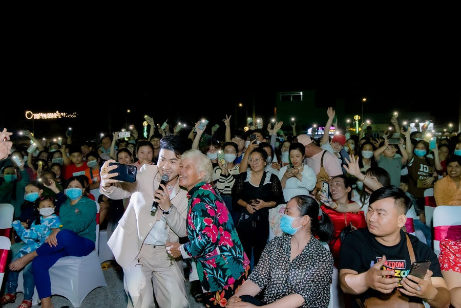 Một khoảnh khắc cực đáng yêu của nam ca sĩ Akira Phan cùng với khán giả.