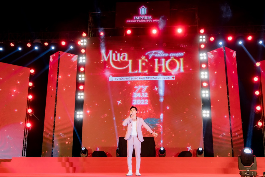 Nam ca sĩ “cháy” hết mình trên sân khấu đáp lại tình cảm của khán giả.