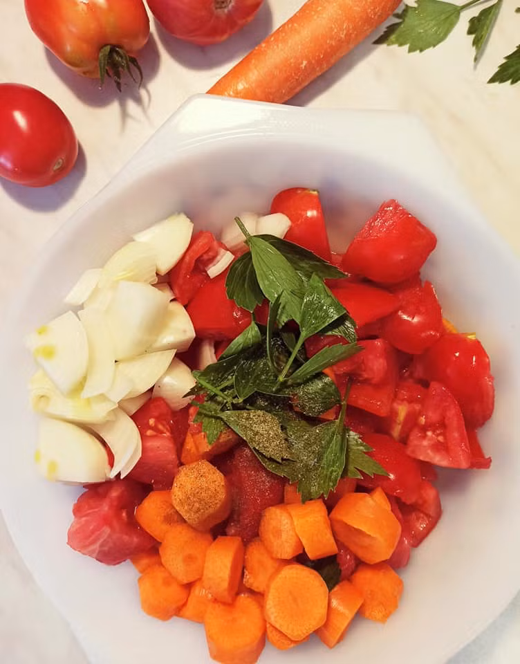 Cắt các nguyên liệu để chuẩn bị nấu sốt cà.