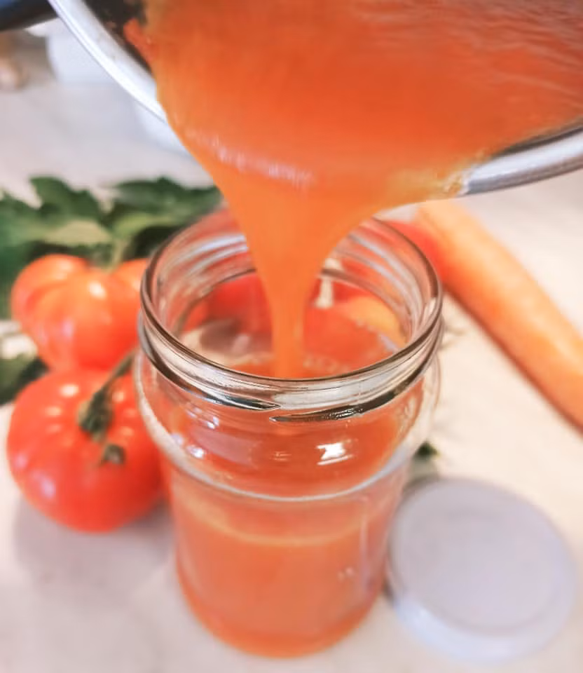 Cà chua sau khi đã lọc xong cho vào đóng lọ lúc còn nóng.