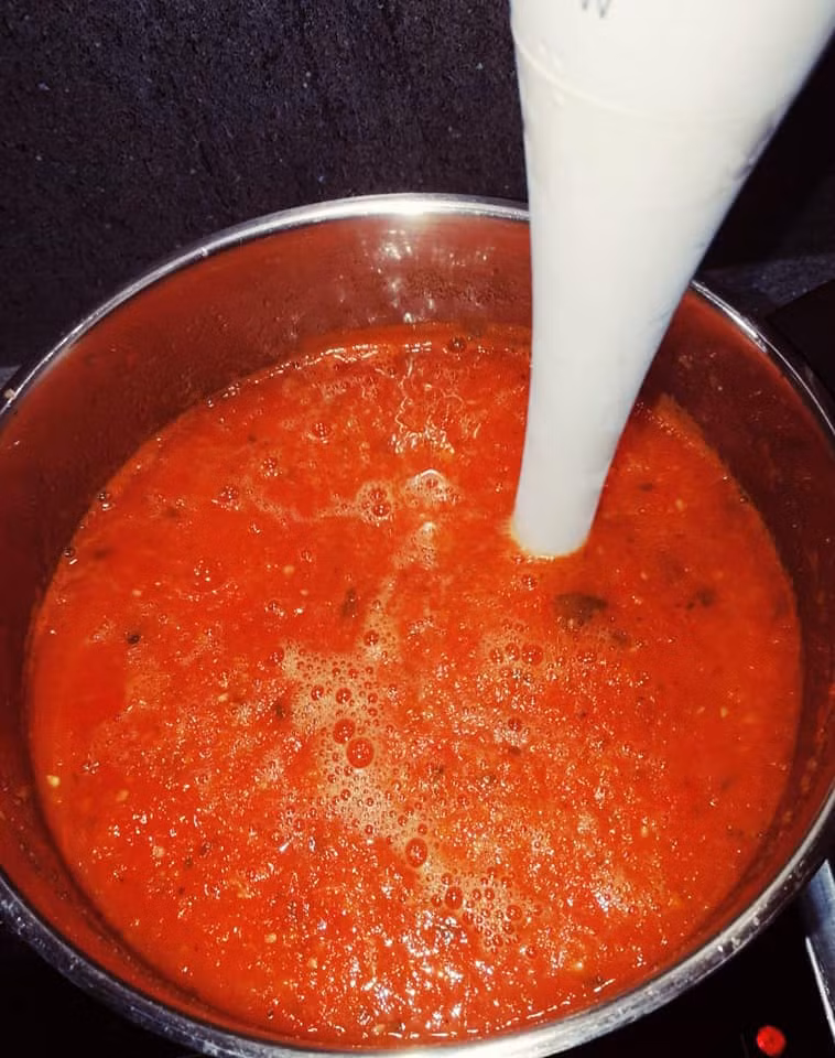 Cà chín dùng máy xay cầm tay xay nhỏ.