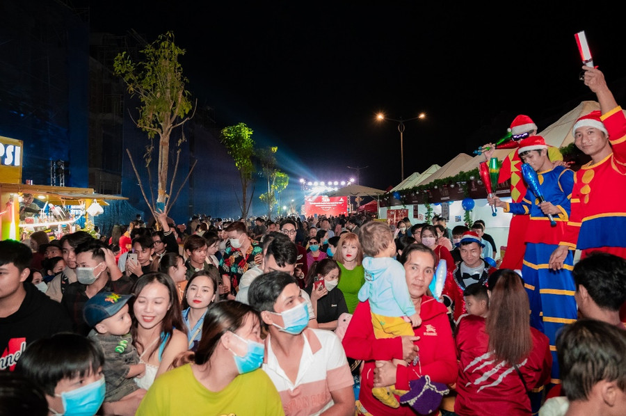 Tuyến phố ẩm thực chật kín người dân tới trải nghiệm.