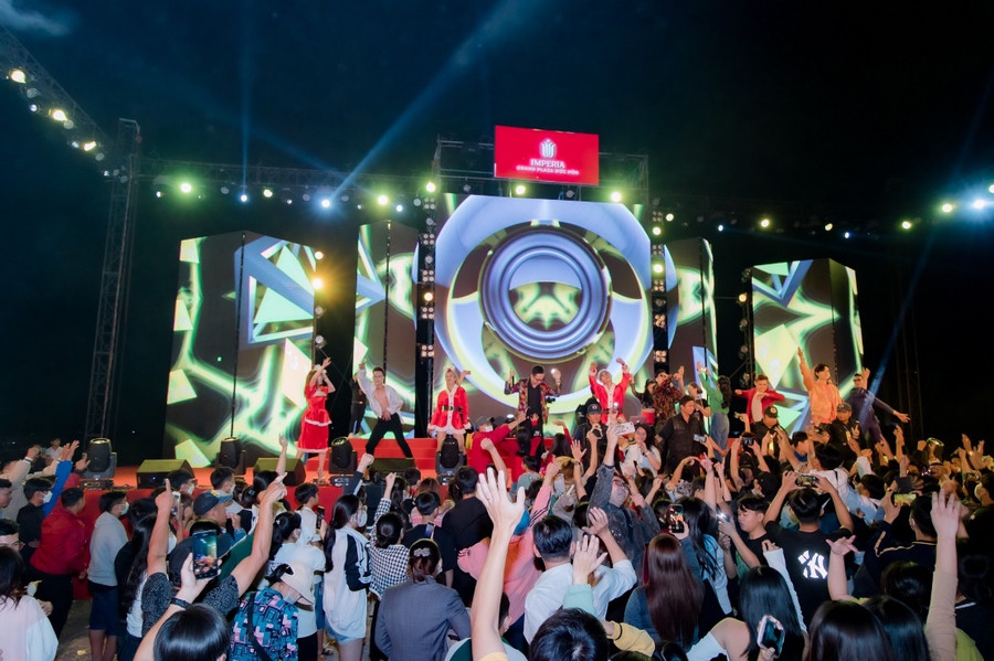 Sân khấu hoành tráng trong đêm nhạc Giáng sinh.