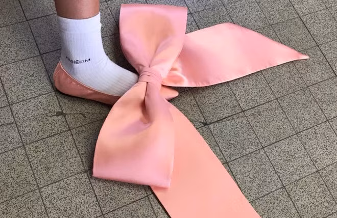 Kiểu giày rất khó để các cô gái lựa chọn trang phục đi kèm. 