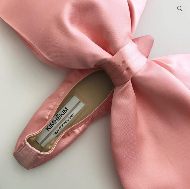 Hon 55 trieu dong/doi giay that no, cac co gai co dam xuong pho? hinh anh 1 