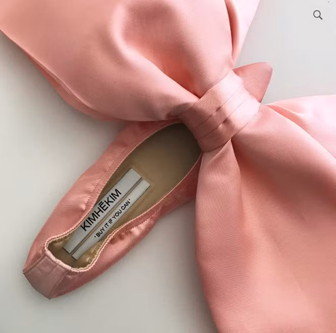 Hon 55 trieu dong/doi giay that no, cac co gai co dam xuong pho? hinh anh 1 