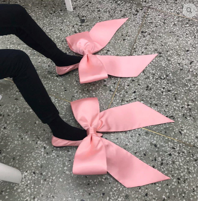 Hon 55 trieu dong/doi giay that no, cac co gai co dam xuong pho? hinh anh 2 